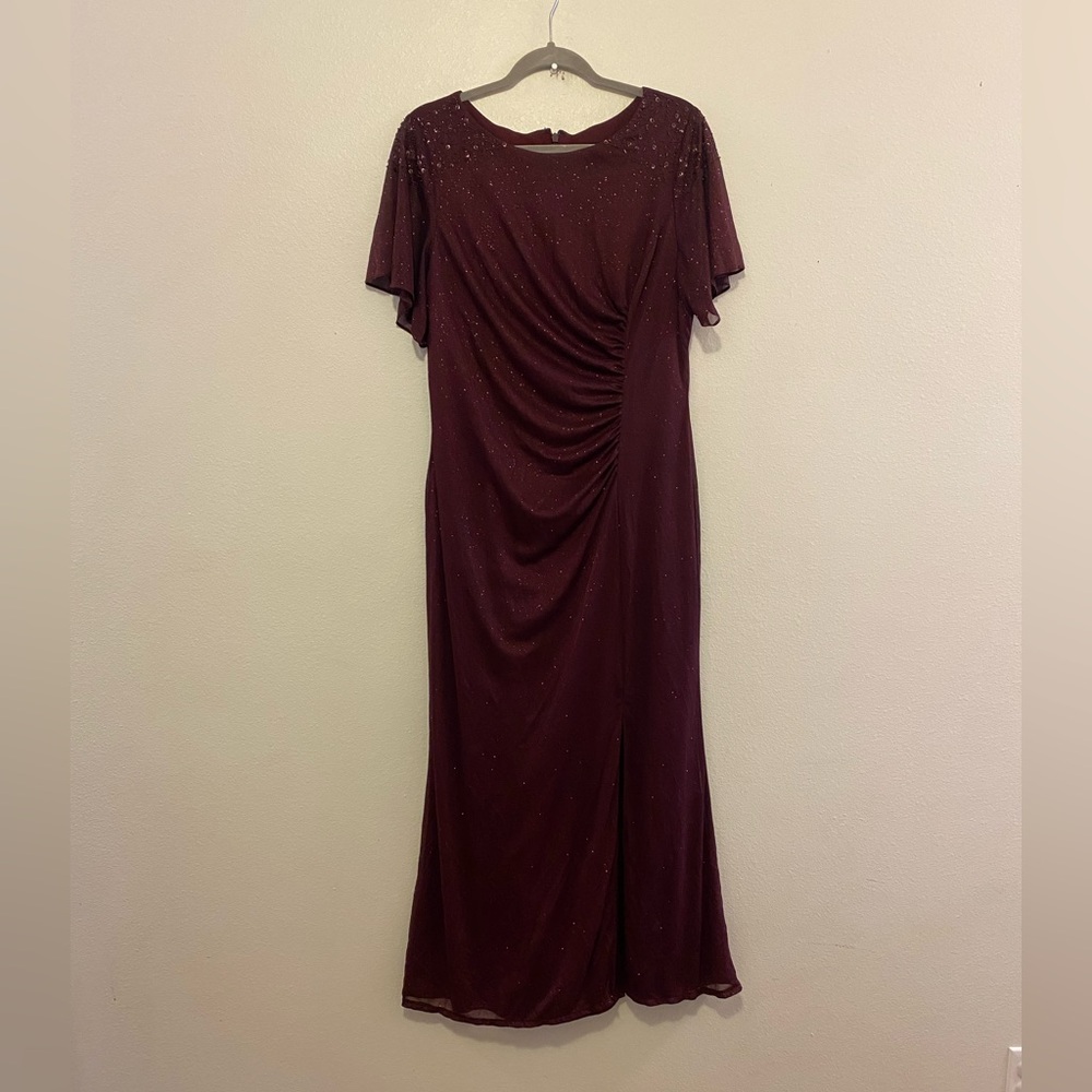 Elegant Burgundy Ruched Evening Dress